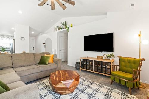 Caldwell House | Caldwell Ruby Tuesday! 60's Inspired comfort 3B2B