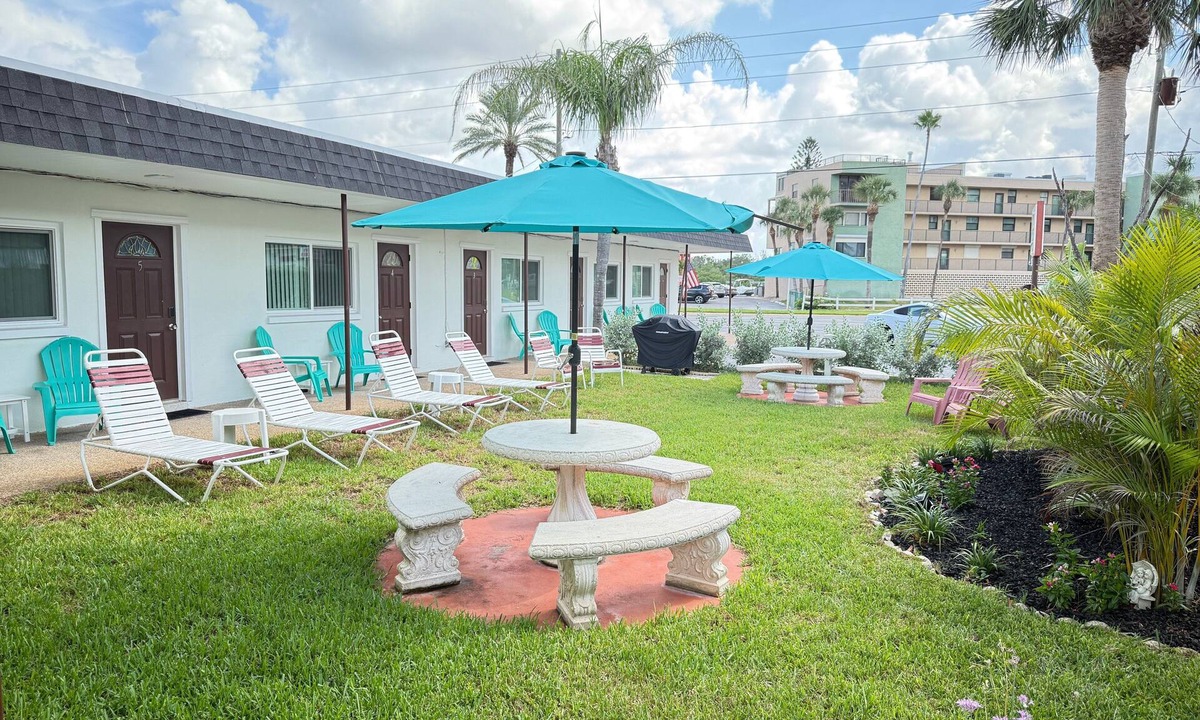 Sunset Reef Hotel | 🌞Carousel Suites #6 - Updated Studio steps to the beach- Perfect for a Relaxing Getaway!