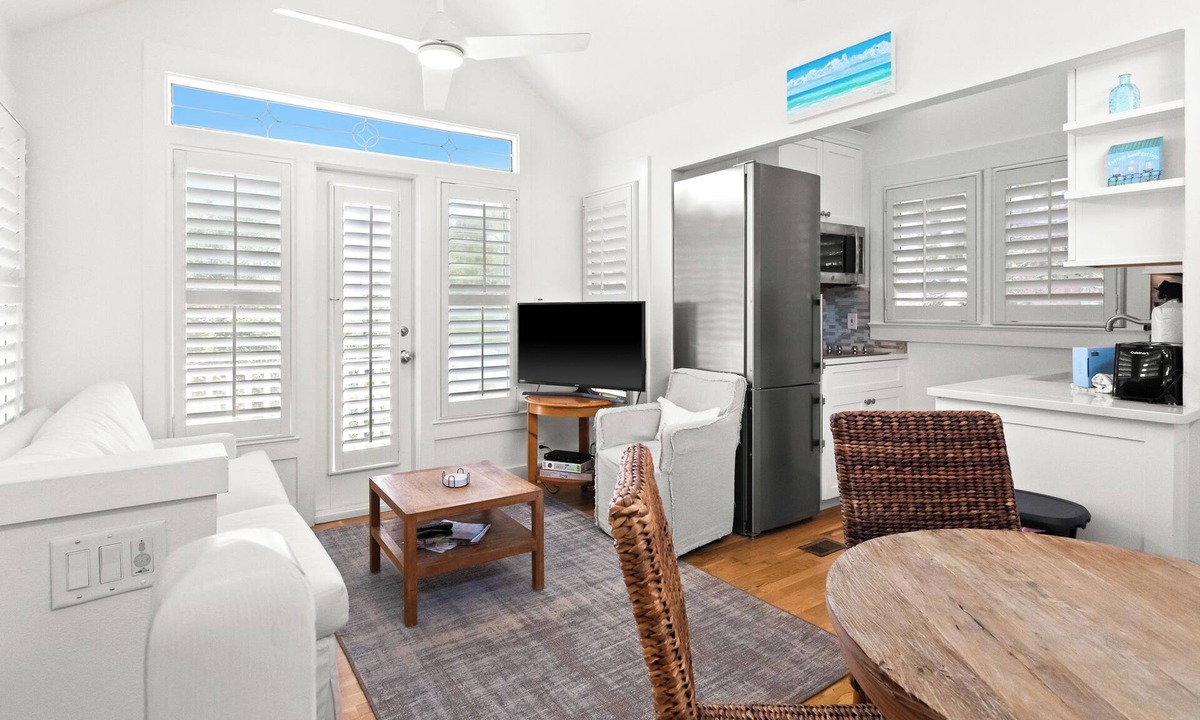 Seaside House | Carriage House 100 Yards to Beach. With Full Kitchen, Laundry, and Parking