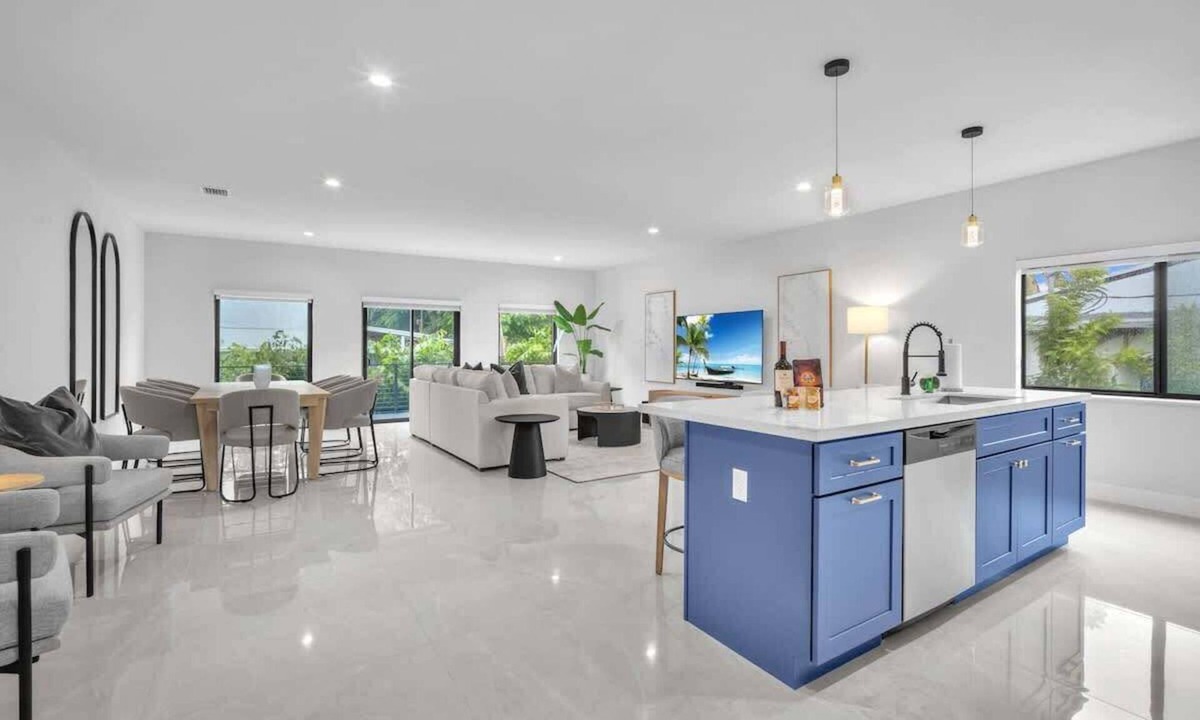 West Little Havana House | Casa Bella l Sleeps 10 l Near Freedom Park & MIA