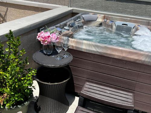 West Poplar House | Center City Roofdeck Hot Tub w Garage