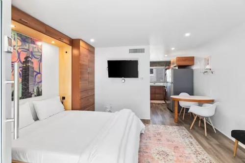 Roosevelt House | Central DTPH Studio Retreat with Pool