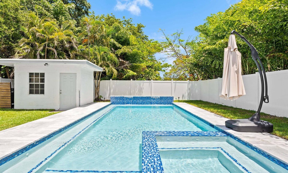South Middle River House | Central Fort Lauderdale 2BR + Office Retreat with Heated Pool, Spa & Huge Private Backyard