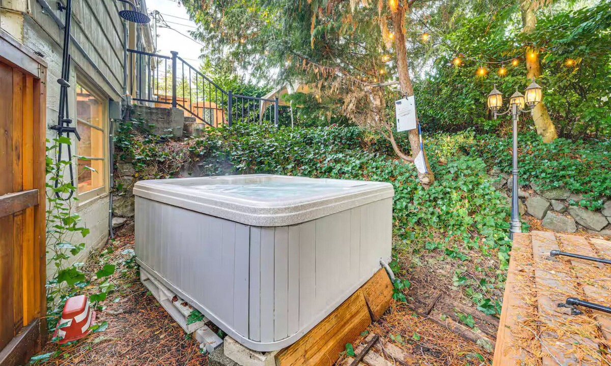 Seattle Metro Area House | Charming 1-bedroom unit in tranquil Burien with WiFi, AC, private yard
