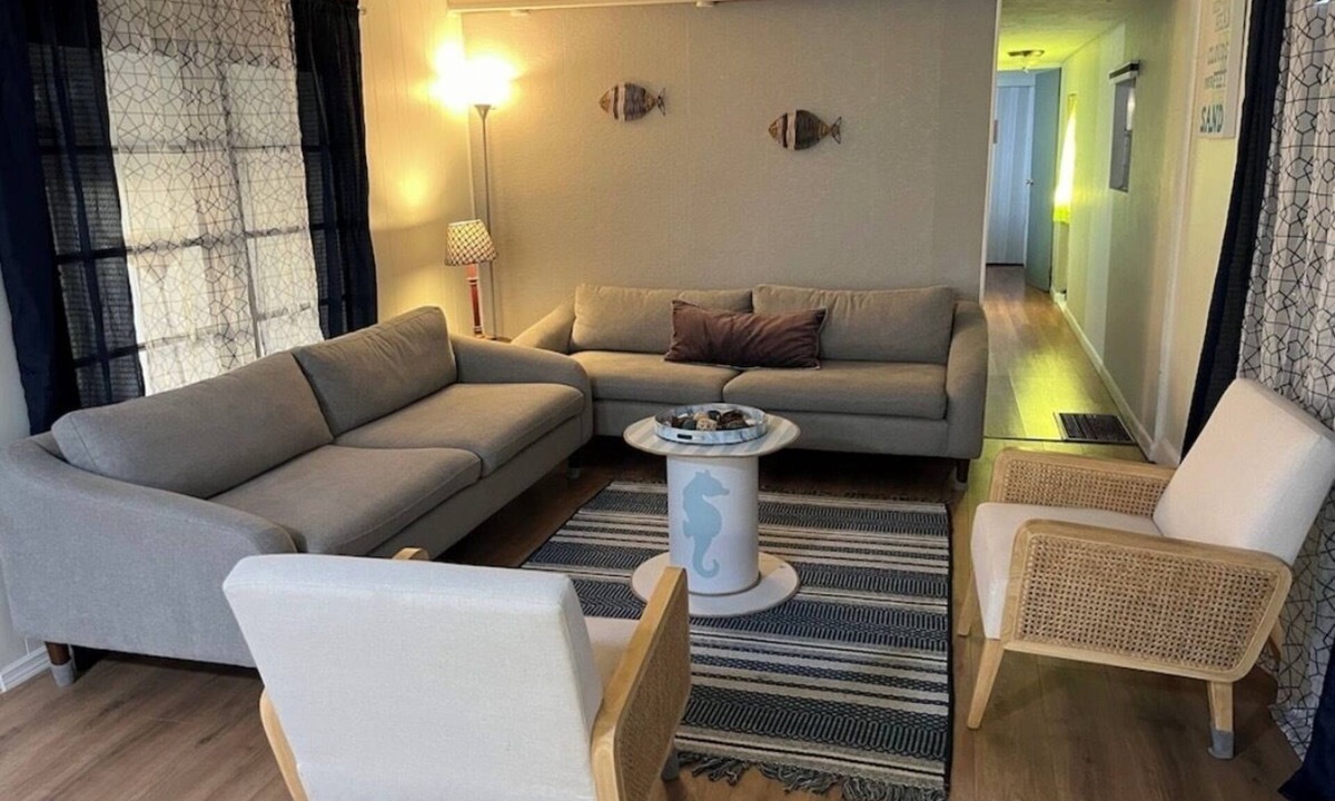 Jacarandas House | Charming 2-bedroom mobile home with WiFi, AC in North Fort Myers
