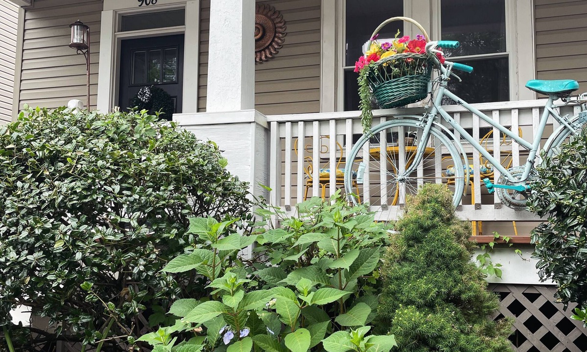 Hagerstown Cottage | Charming 2-bedroom cottage with fenced yard pet friendly!