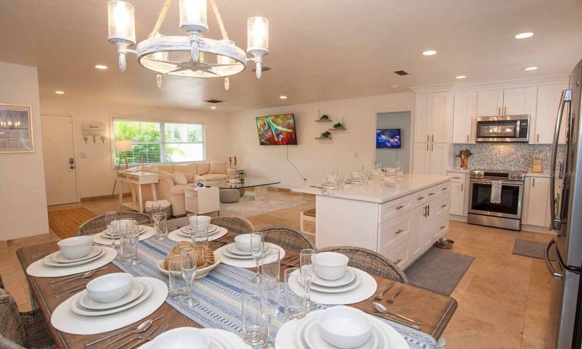 Crooked Creek House | Charming 3-bedroom beach house in enchanting Sarasota only 8 minutes to Siesta