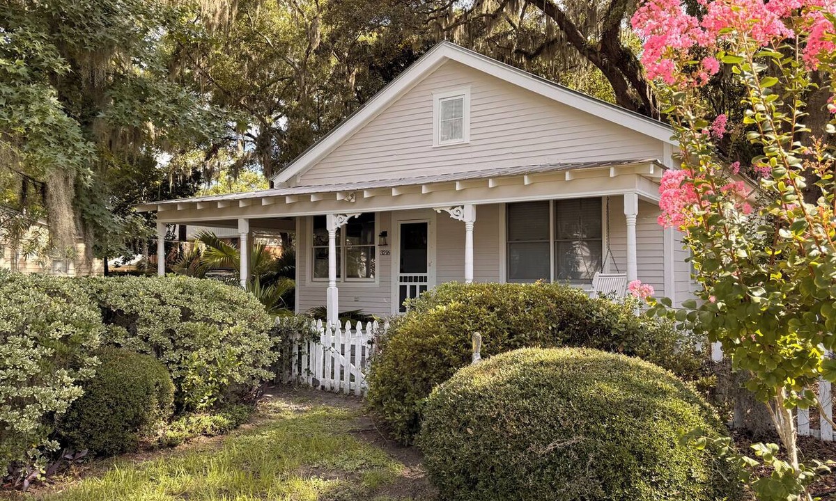 Thunderbolt House | Charming bungalow with wraparound porch in Thunderbolt