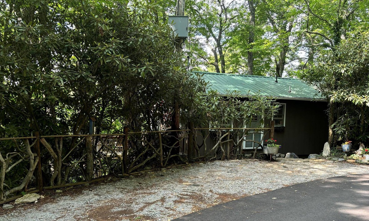 Mirror Lake Cabin | Charming Cabin in Mirror Lake, Highlands North Carolina