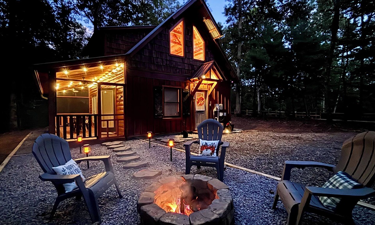 Murphy Cabin | Charming Cabin Retreat - S’mores, Fire Pit, Nearby Attractions & EV Charger