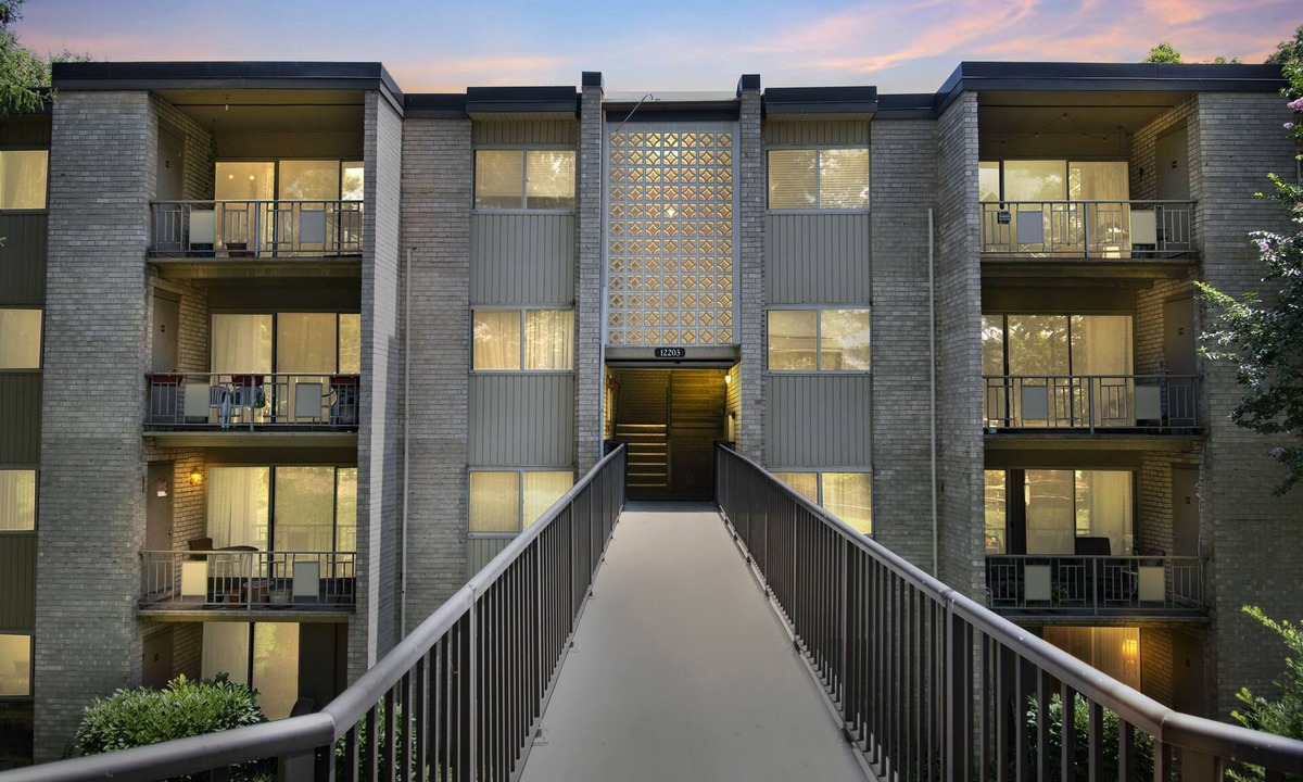 North Bethesda Condo | Charming Condo in North Bethesda by RedAwning