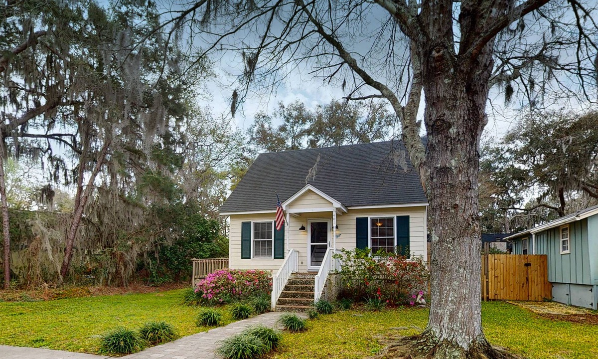 Saint Simons Island House | Charming dog-friendly home with deck, golf nearby, full kitchen, & washer/dryer