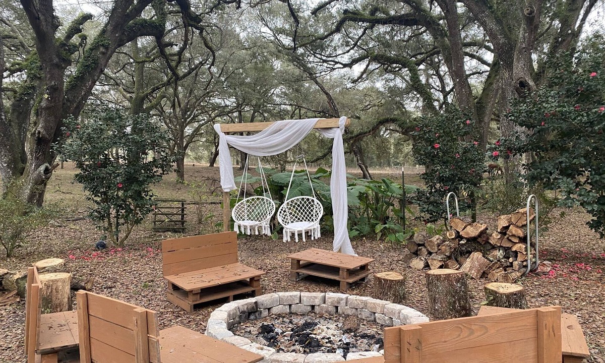 Williston House | Charming Farmhouse Nestled in Oak Forest 20 mins from Ocala
