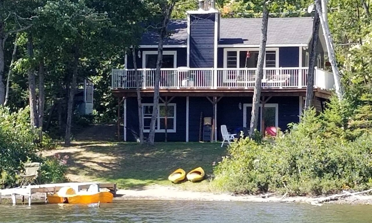 La Peche Ski Chalet | Charming Lakefront Cottage for Families & Nature Lovers