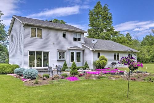 Lewiston Apartment | Charming Lewiston Apt: 10 Miles to Niagara Falls!
