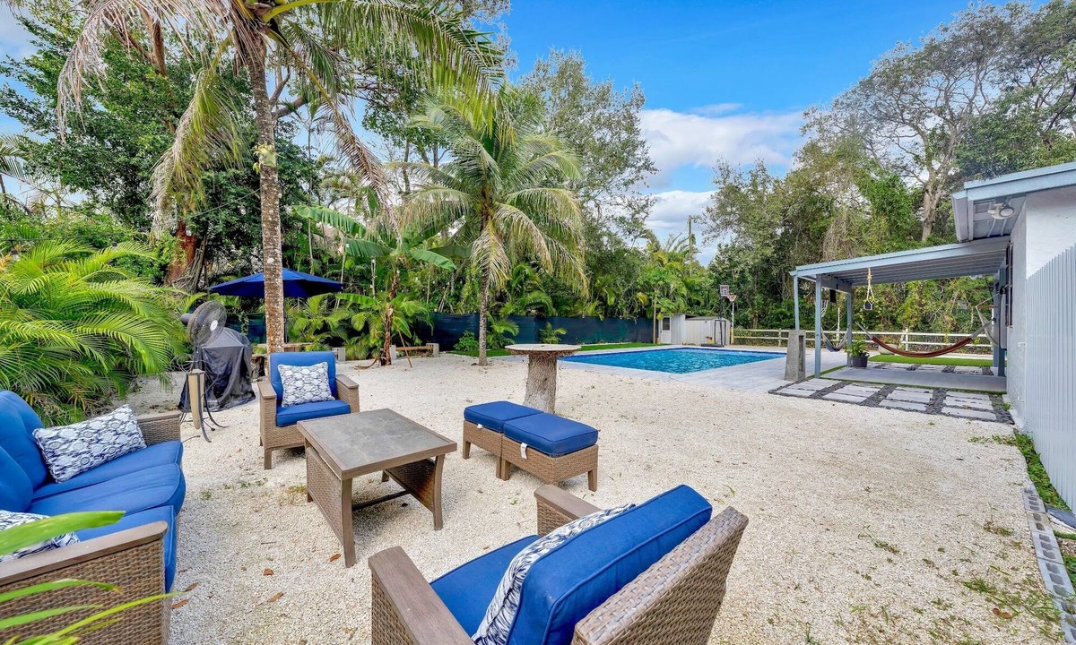 Ludlam House | Charming Nature Farmhouse Getaway – Spacious, Peaceful, Relaxing
