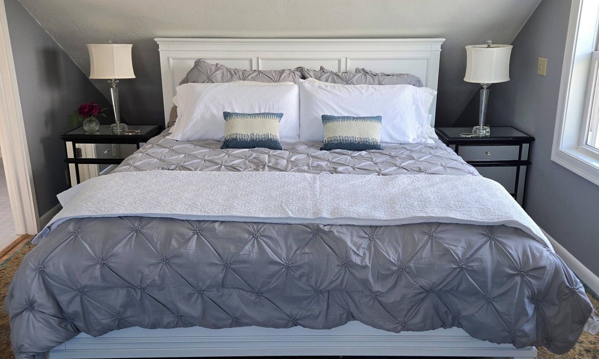 Preston House | Charming Preston house on the Thames River 5 miles to Mohegan, 13 to Foxwoods.
