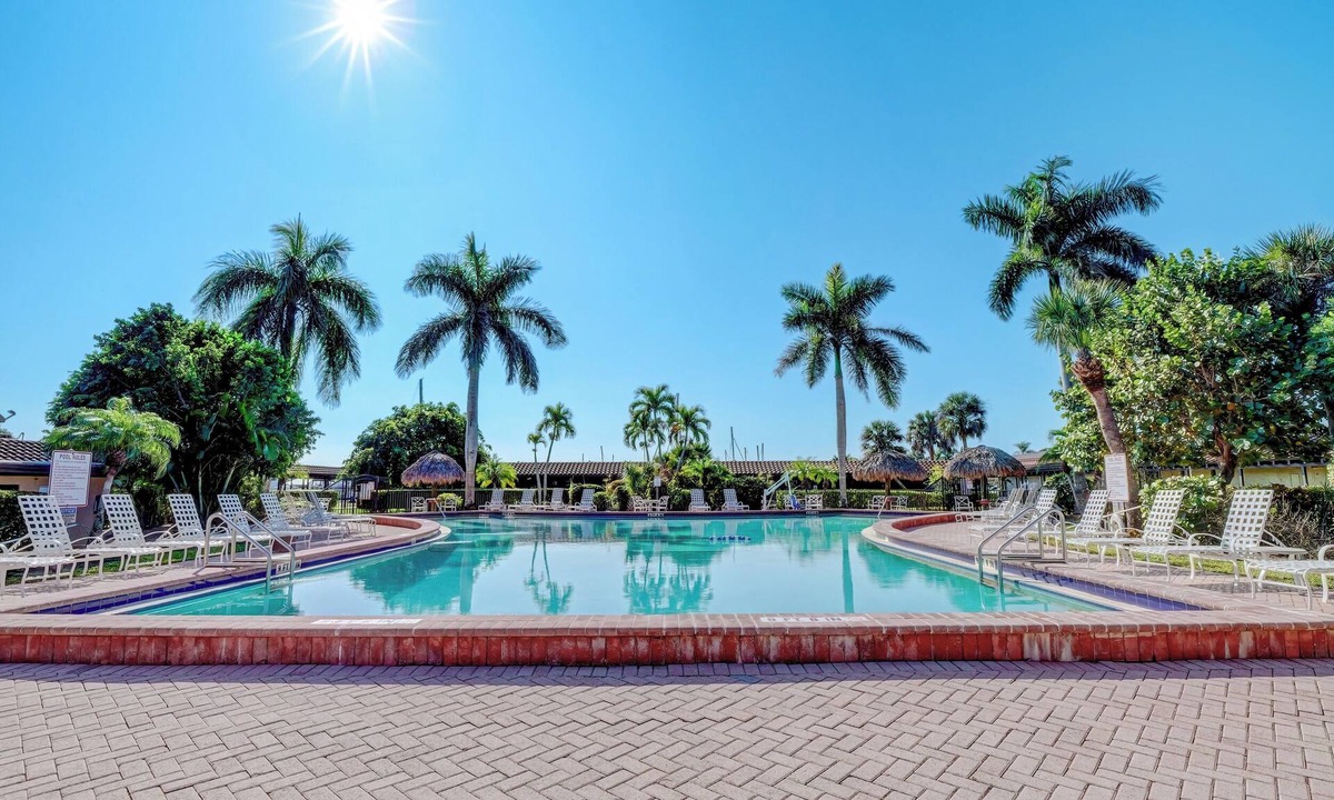 Naples Hotel | Charming Room with 2 Queen Beds Close to Beaches
