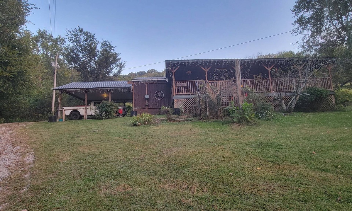 Gordonsville House | Charming Rustic 2-bedroom farmhouse with WiFi, AC on pristine Plunkett Creek Rd