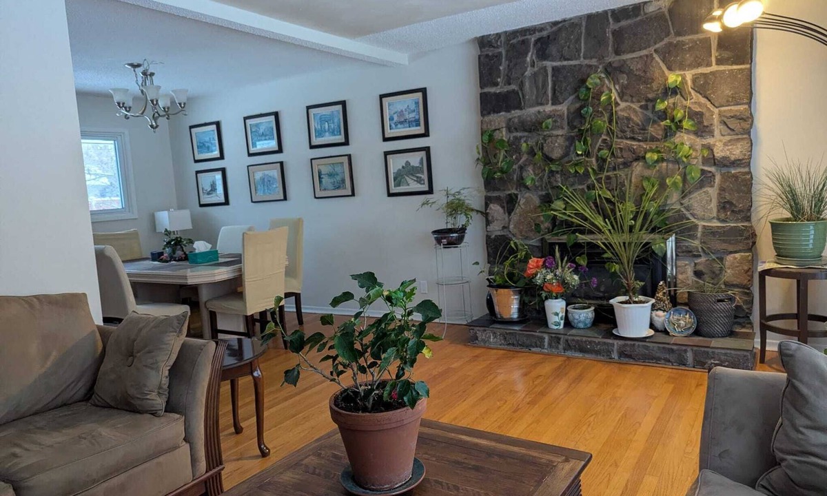 Ottawa Division Apartment | Charming studio in bungalow in green area.