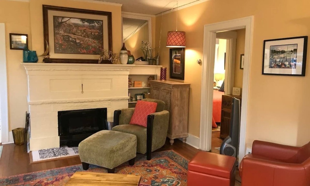 West Seattle House | Cheerful 3 Bdrm w/Kitchen & LR in West Seattle