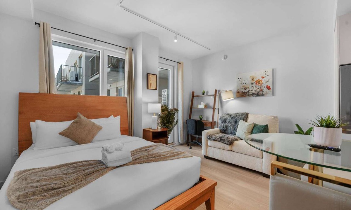 Greenpoint Apartment | Chic Brooklyn Studio Steps to the G Train | Sleeps 3