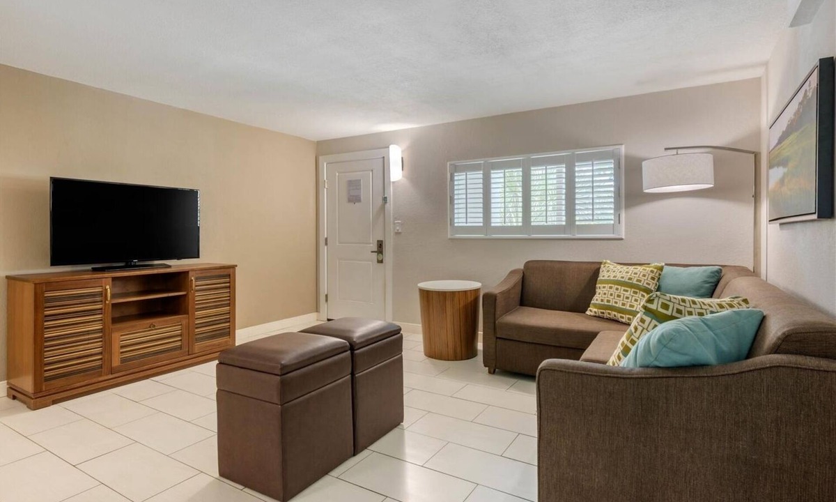 Jekyll Island Hotel | Chic Seaside Suite | Onsite Pool | Free Parking | Free Breakfast | Pets Welcome