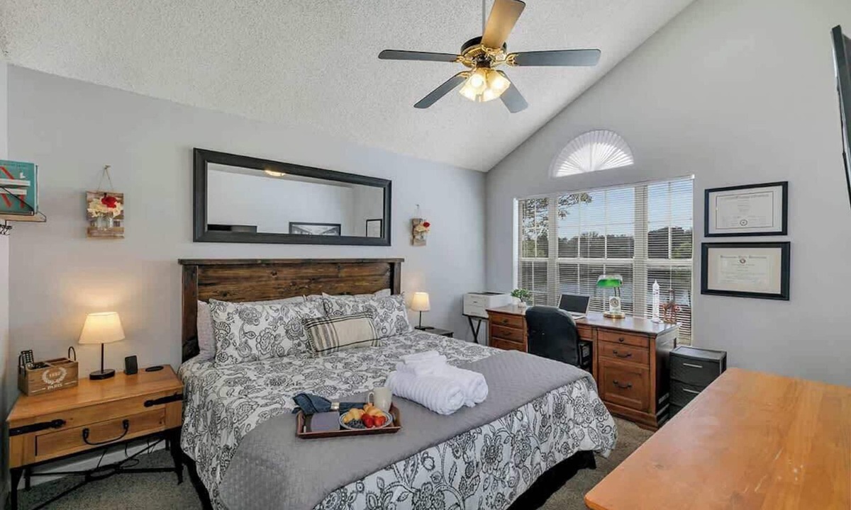 Oviedo House | Chill 4/2, Lakefront, Game Room, Fishing & Hot Tub
