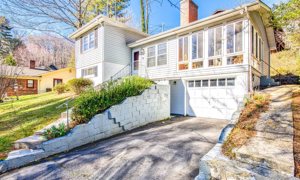 Lake Junaluska House | Classic home with WiFi, a full kitchen, central A/C, pool