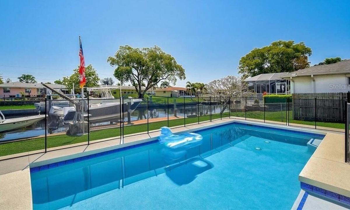 Fullers Earth House | Classy Cabana on the water, Private Heated Pool & Boat Lifts