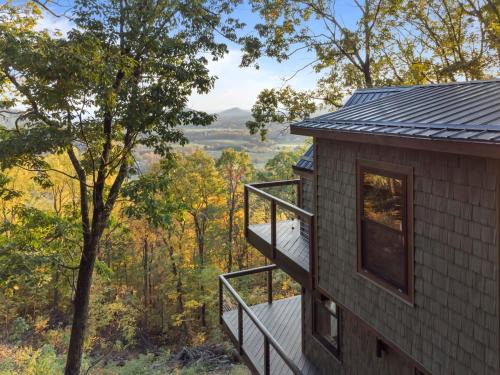 Stanardsville Ski Chalet | CloudPointe Retreat Treehouse