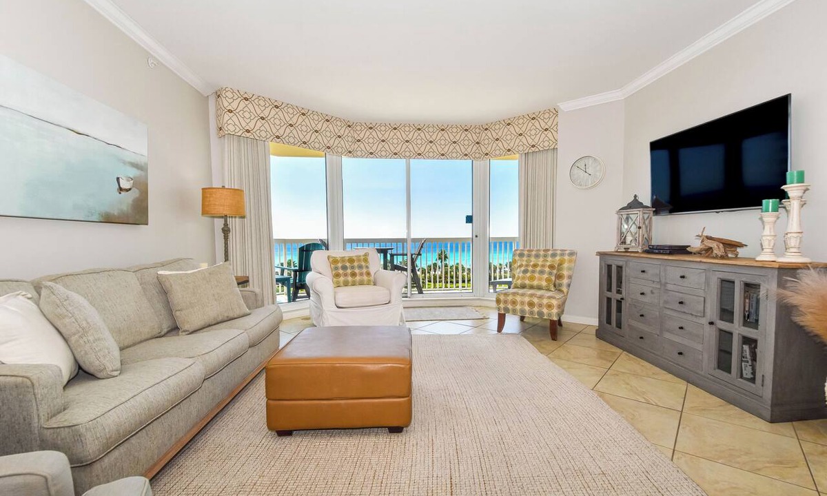 Destin Condo | Coastal chic beachfront condo w/updates & private balcony!