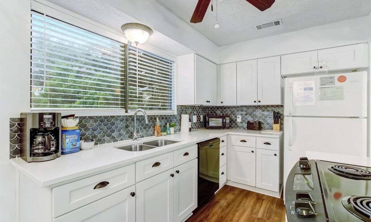 Fernandina Beach Condo | Coastal Condo Oasis: Pool, Tennis & Pickleball Fun
