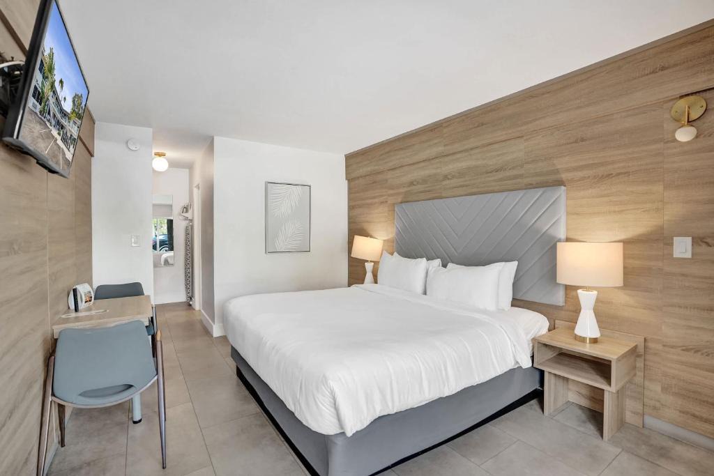 Galt Mile Hotel | Coastal King Suite Stay at Ocean Blvd