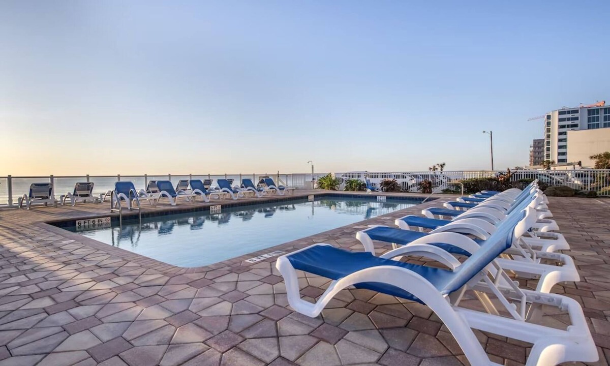 Seabreeze Park Hotel | Coastal Retreat w/Pool and Parking Near Boardwalk & Ocean Walk Shops