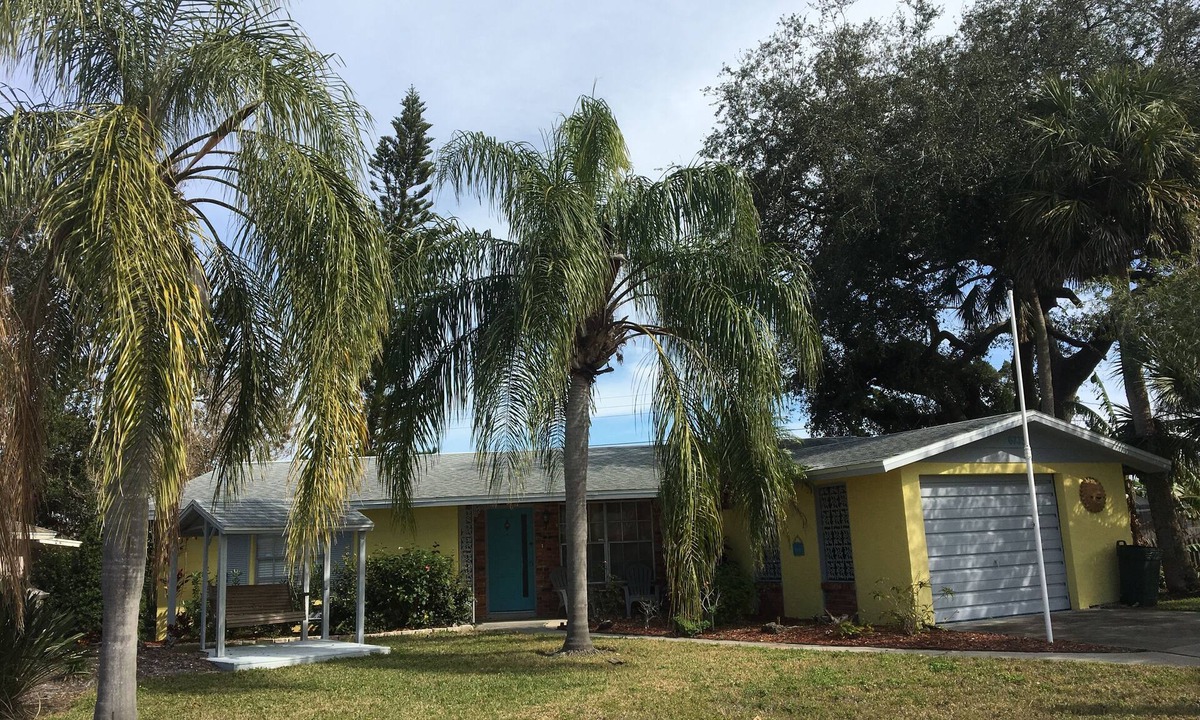 Gulf Gate Estates House | Come live the simple life: Close to Siesta, Relaxing with sunroom, patio.