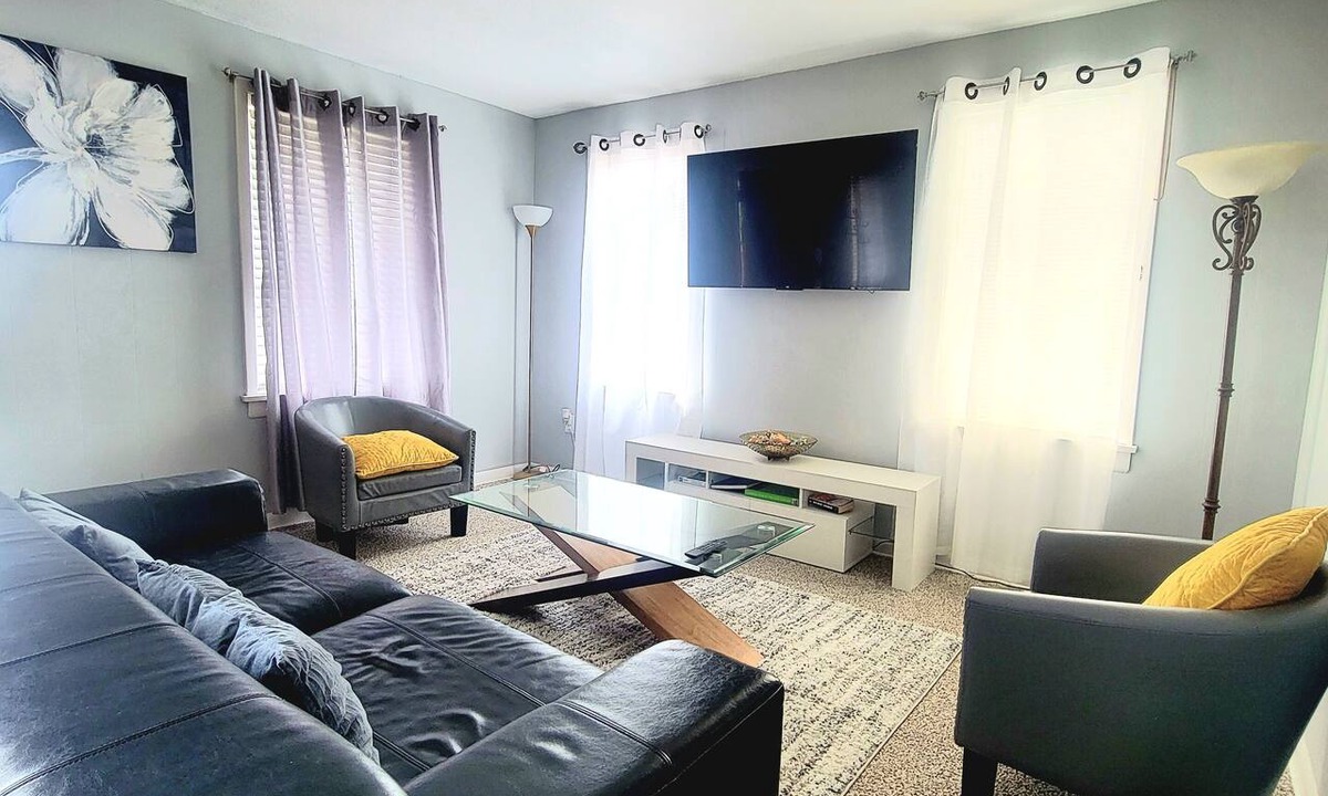Brighton House | Comfortable 2 BR unit blocks from light Rail stat 15min from downtown/airport