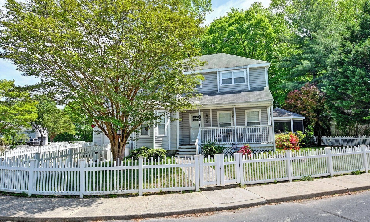Clearwater House | Comfortable and Dog Friendly 4 Bed/2.5 bath House in the Clearwater community! Wifi, Pool, Tennis, Beach Town, Pets Allowed!