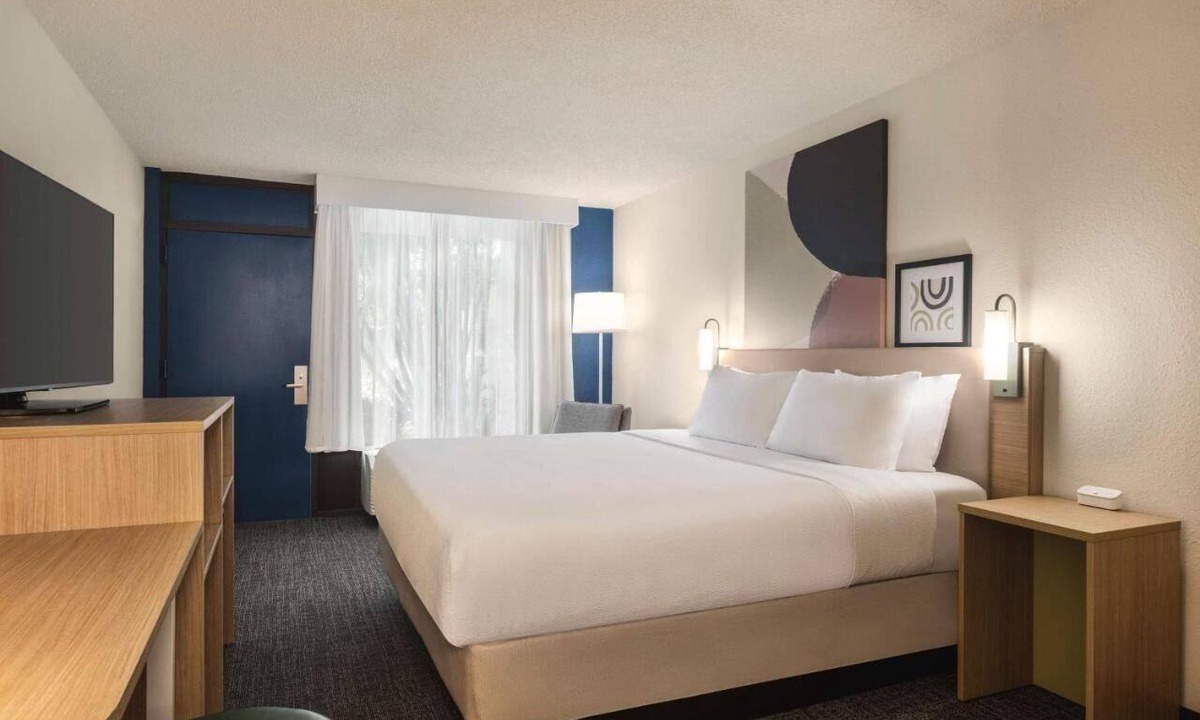 Sarasota Hotel | Comfortable Room w/Free Breakfast, Pool & Pet-Friendly Near Beaches