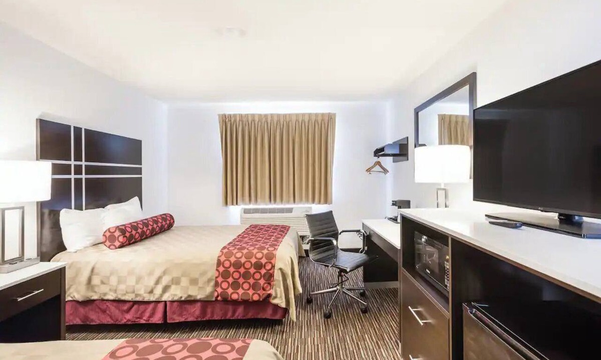 Charlotte Hotel | Comfortable Stay with Free Parking & Free Breakfast Near Downtown