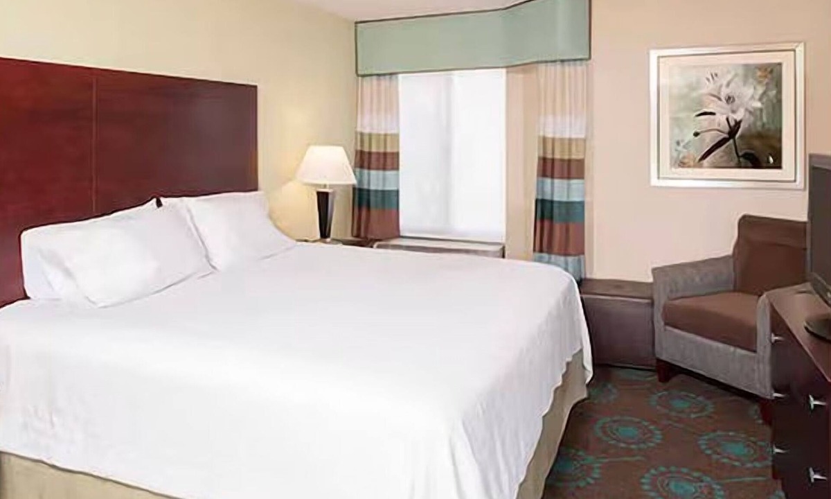 South Bend Hotel | Comfortable Suite w/Complimentary Hot Breakfast