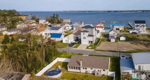 Long Neck House | Comfy 3-Bedroom Near The Beach With A Pool & Grill