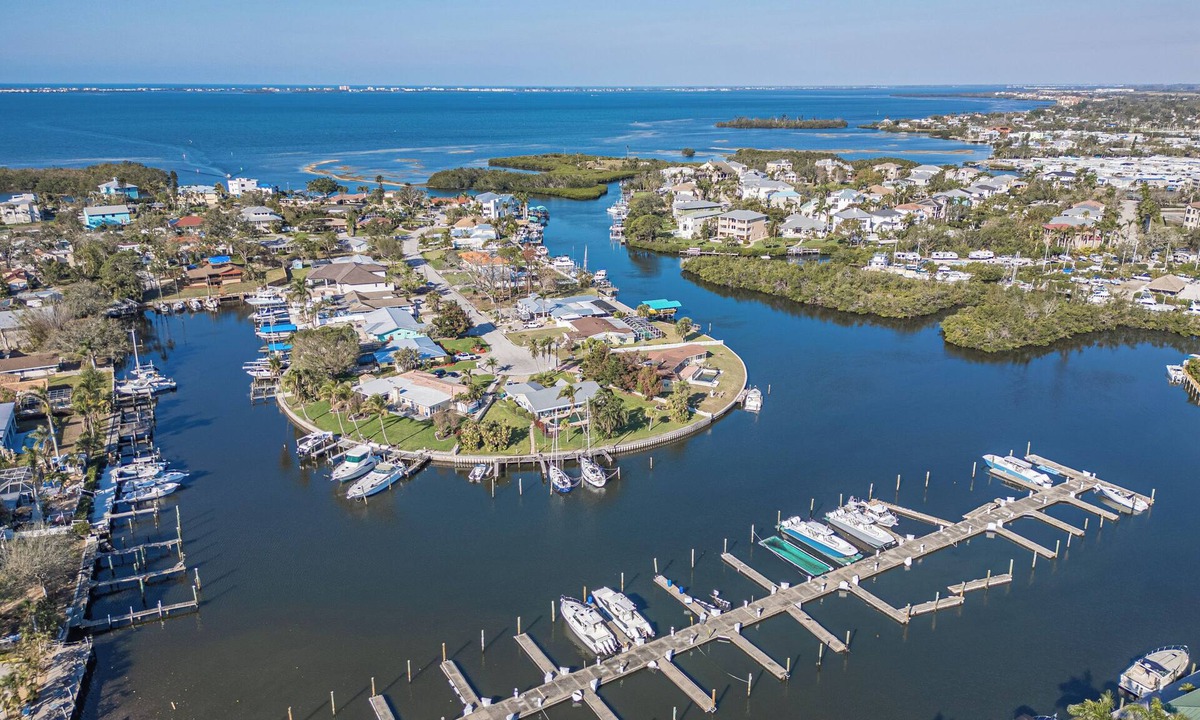Whitfield Condo | Condo at the Bay with Resort-Style Amenities, Pool, Tiki Bar