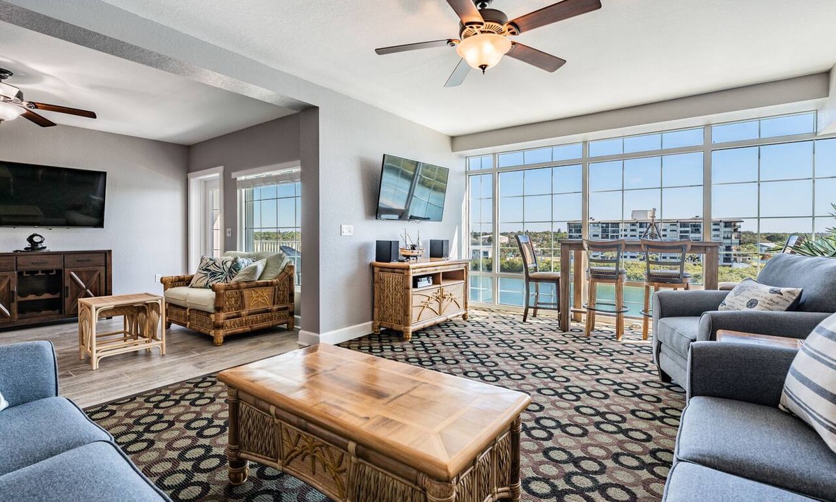Indian Rocks Beach Condo | Condo with Breathtaking Views on Water Park & 4 Free Passes, 4min Walk to Beach