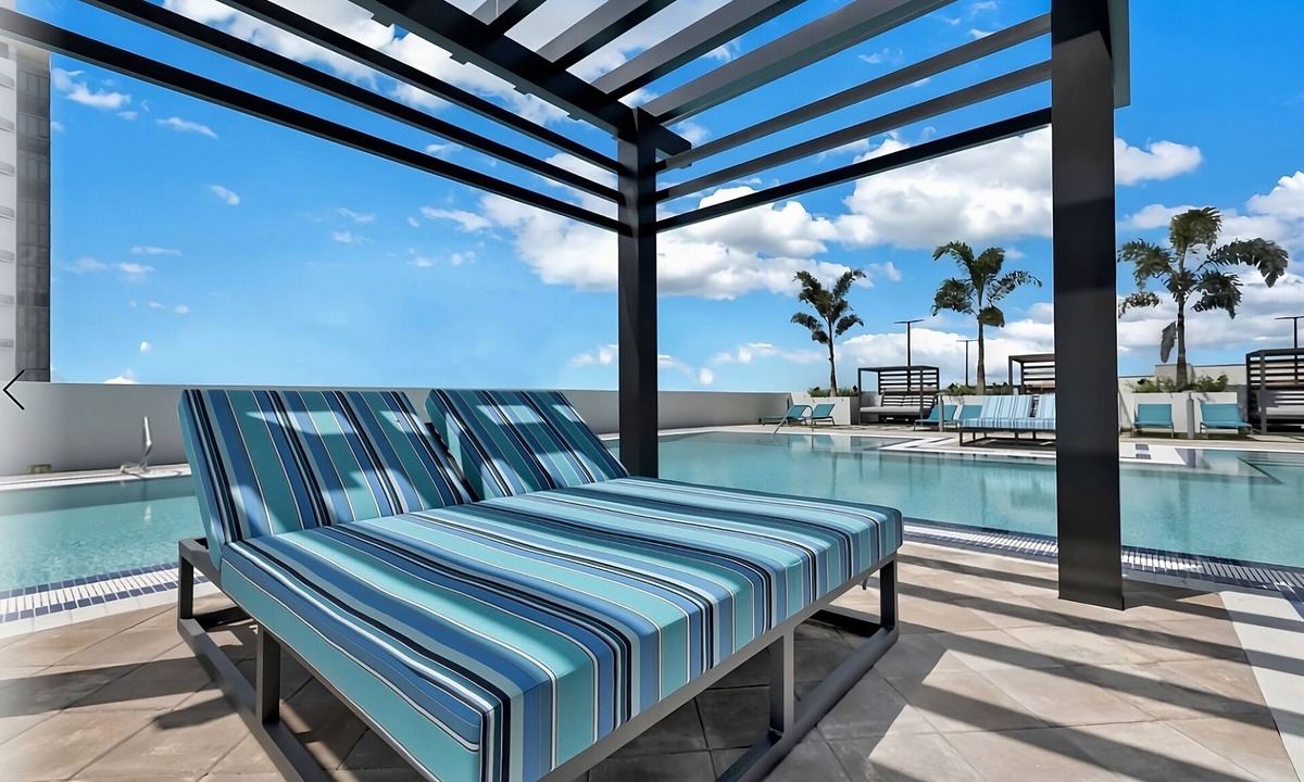Doral Hotel | Contemporary 3 Bedroom Golf View Residence Close to Shopping & Dining