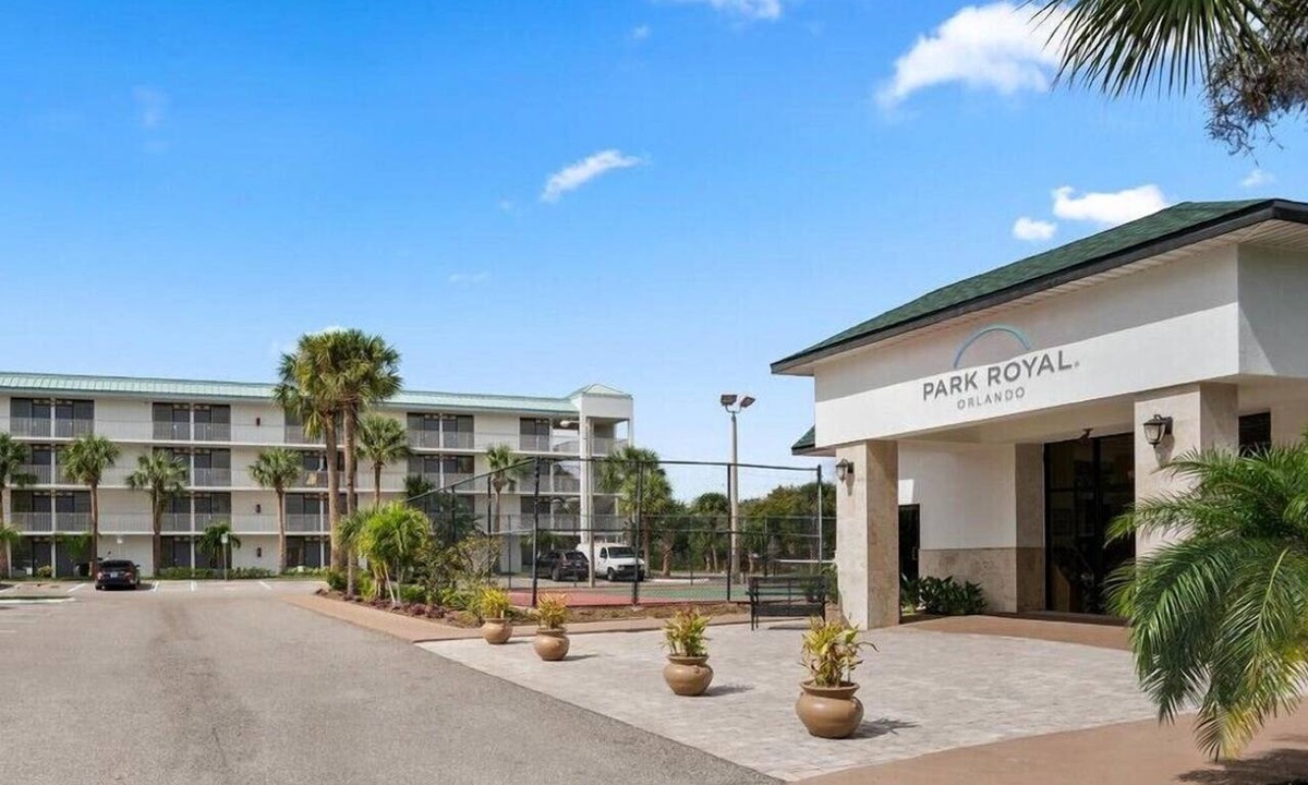 Historic Downtown Kissimmee Hotel | Contemporary Room with 2 DBL Beds in the Entertainment District