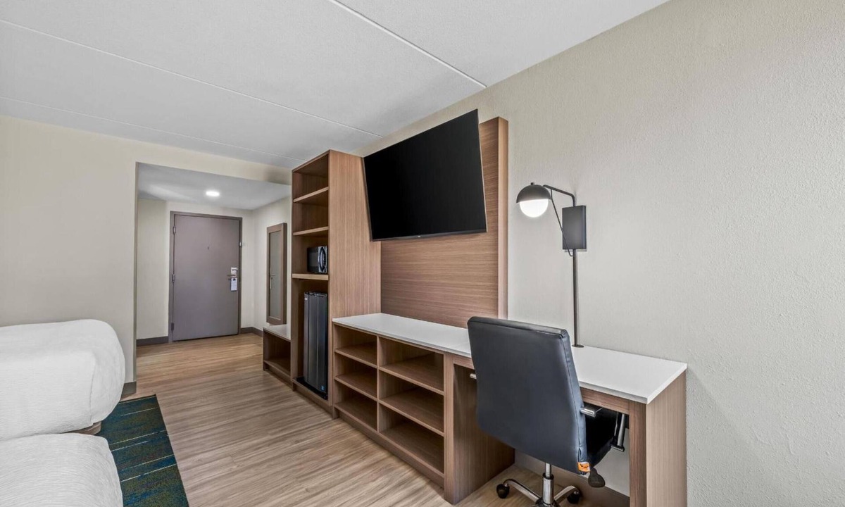 Statesville Hotel | Convenient Room Near Statesville Historic District - 2 miles | Free Breakfast