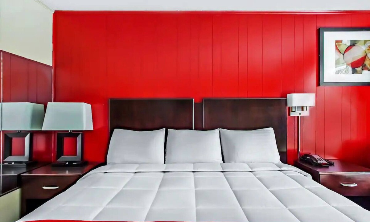 Ridgeland Hotel | Convenient Room w/King Bed + Private Bath for Comfortable Budget-Friendly Stay