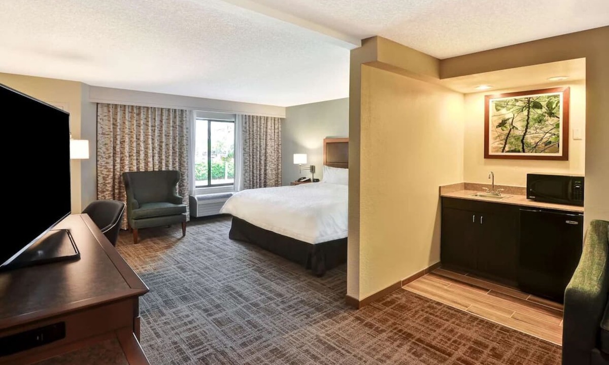 Boca Raton Hotel | Convenient Room w/Tropical Vibes Across from Shops | Free Breakfast & Parking