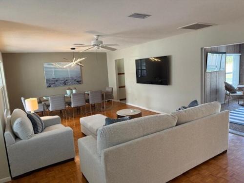 Laurel House | Cool ranch home with heated pool near beach